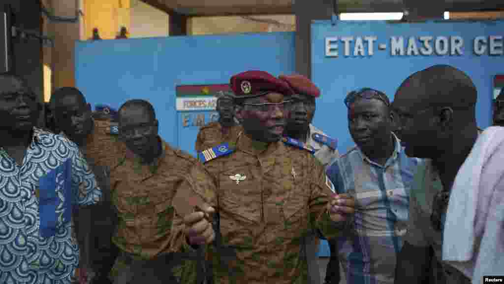 Un porte-parole de l'armée parle aux manifestants anti-gouvernementaux devant l’état-major de l’armée à Ouagadougou, capitale du Burkina Faso, le 30 Octobre 2014. Le Président Blaise Compaoré a annoncé vendredi 31 octobre 2014 qu’il quittait le pouvoir. Il a régné 27 années. REUTERS / Joe Penney