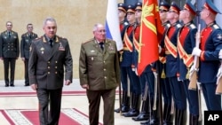 Fotografía distribuida por el Servicio de Prensa del Ministerio de Defensa de Rusia muestra al ministro de Defensa ruso, Sergei Shoigu, a la izquierda, y al ministro de Defensa de Cuba, Álvaro López Miera, en un acto de bienvenida a diálogo en Moscú el martes 27 de junio de 2023.