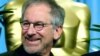 Steven Spielberg, nominé dans la catégorie du meilleur réalisateur pour "Munich" pose à Beverly Hills, Californie le 13 février 2006.
