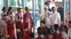 Jenderal Senior Min Aung Hlaing, kepala dewan militer Myanmar (kanan tengah) dan Ketua Dewan Restorasi Negara Bagian Shan-RCSS (SSA) Sao Yawd Serk menghadiri peringatan perjanjian gencatan senjata, di Naypyitaw, Myanmar, Minggu, 15 Oktober 2023. (Foto: Aung Shine Oo/AP Photo)
