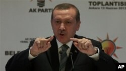 PM Turki Recep Tayyip Erdogan memberikan pengarahan kepada para walikota dari partainya, Partai Keadilan dan Pembangunan di Ankara (13/6). 
