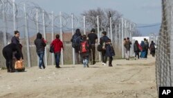 Des migrants en Macédoine, le 5 mars 2016. (AP Photo/Visar Kryeziu)