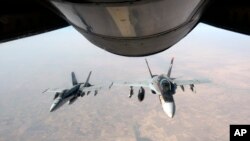 지난해 10월 이슬람 수니파 무장단체 ISIL 공습 작업에 투입된 미군 전투기가 이라크 상공에서 주유한 후 떠나고 있다. (자료사진)