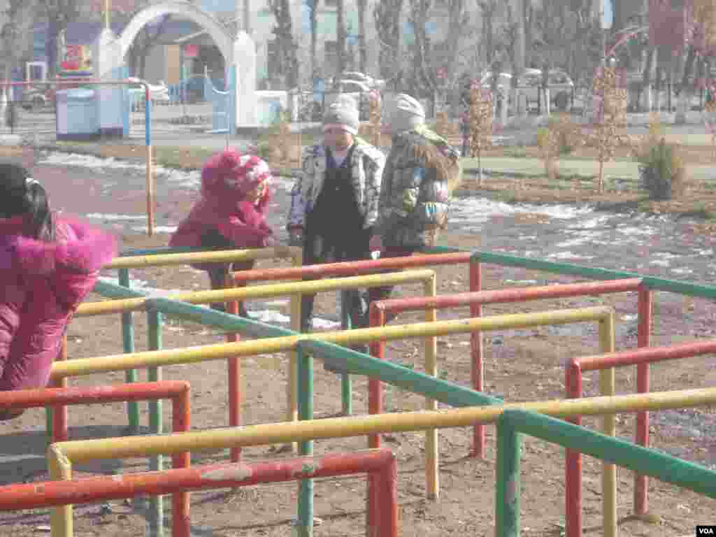 Bolalar ochiq havoda o'ynashga chiqqan.