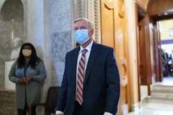 El senador Lindsey Graham, republicano por Carolina del Sur, abandona la cámara después de prestar juramento y votar sobre cómo proceder con el juicio político contra Trump, en el Capitolio de Washington, el martes 26 de enero de 2021.