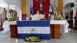 El padre Edwin Román, párroco de la Iglesia San Miguel Arcángel, en Masaya, Nicaragua, durante una misa el 20 de abril de 2021. Foto cortesía de Noel Miranda.