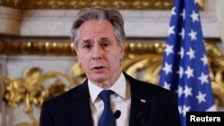 انتونی بلینکن، وزیر خارجهٔ ایالات متحده در جریان کنفرانس خبری در پاریس، هشتم جنوری ۲۰۲۵
