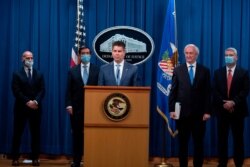 El subdirector del FBI, David Bowdich, habla con los medios sobre los cargos y arrestos relacionados con una campaña de intrusión informática vinculada al gobierno chino por parte de un grupo llamado APT-41. Miércoles, 16 de septiembre de 2020.