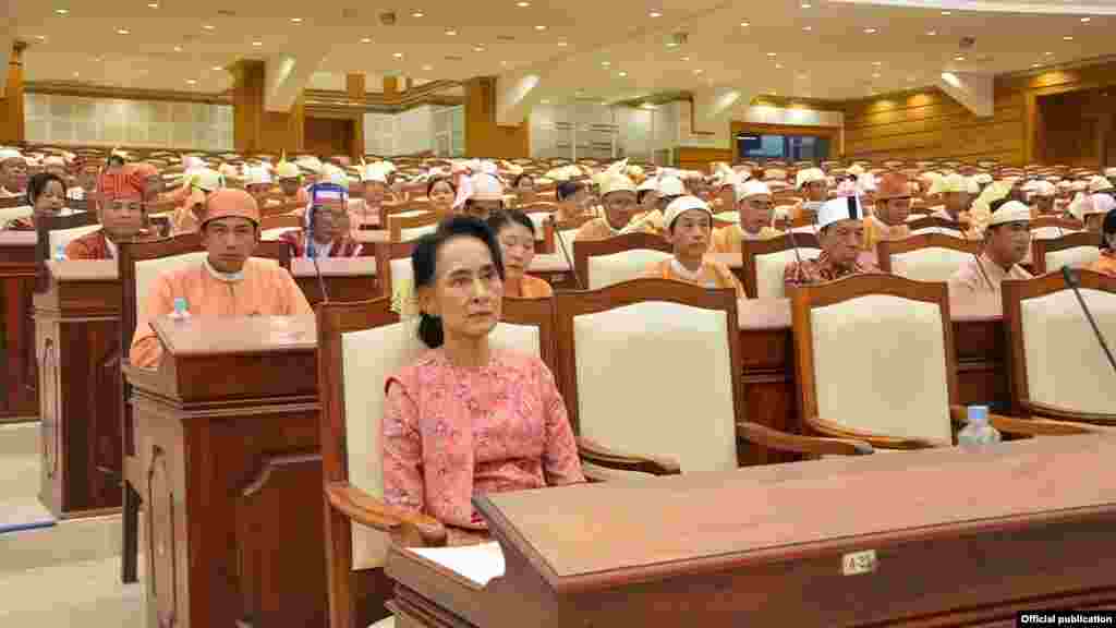 Shugabar jam'iyyar rajin kare mulkin dimokaradiyya, Aung San Suu Kyi, a wajen taron farko na 'yan majalissar kasar a birnin Naypyidaw, Myanmar.