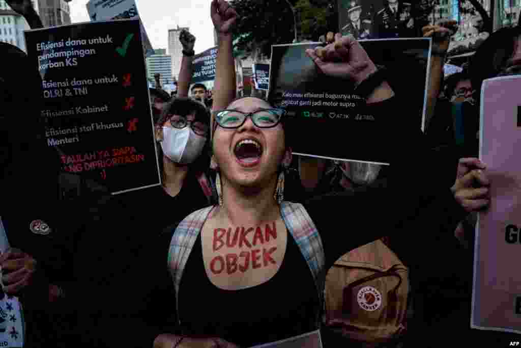 Protesters attend a demonstration against President Prabowo Subianto's government, calling for various demands including reviews of government budget cuts and the free nutritious meal program for schools, in Jakarta. (Photo by Yasuyoshi Chiba / AFP)