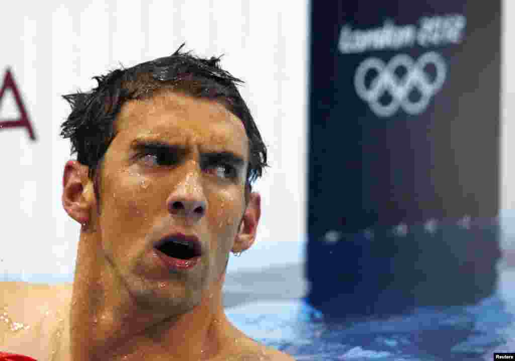 Reaksi Michael Phelps dari Amerika Serikat setelah hanya meraih peringkat keempat gaya estafet 400 meter untuk pria. 