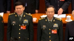 2017年3月5日，中共中央军委政治工作部主任张阳（左）与中共中央军委联合参谋部参谋长房峰辉在北京人大会堂参加全国人大会议开幕式。 