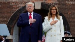 El presidente de EE.UU., Donald Trump, y la primera dama Melania Trump durante el acto por el Memorial Day en Fort McHenry en Baltimore, Maryland, el lunes, 25 de mayo de 2020.