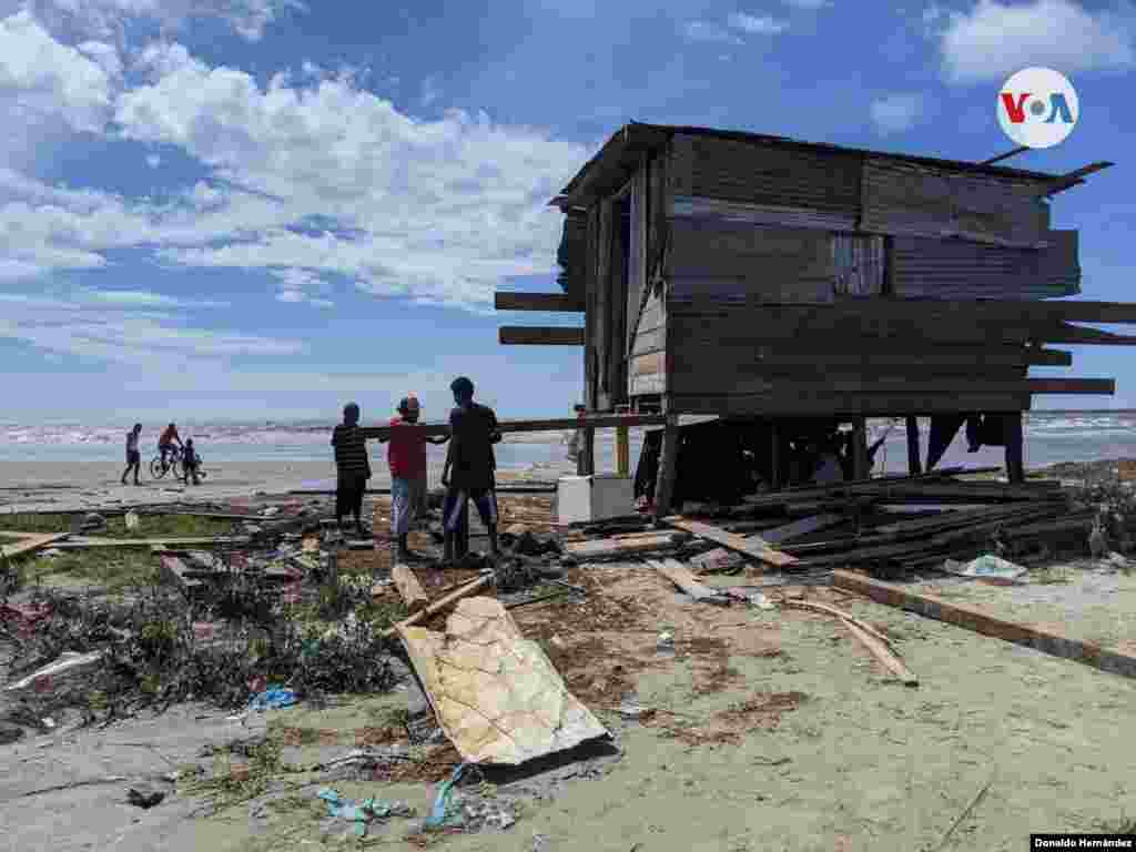 Habitantes de la comunidad de El Muelle cuestionan la ausencia del Estado. Foto: Donaldo Hernández/VOA.