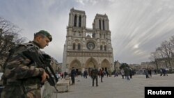 Las tres mujeres fueron detenidas la semana pasada luego de ser descubierto un auto estacionado cerca de Notre Dame con varios tambos de gas dentro.