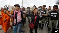 Para pendukung Hak Asasi Kamboja berunjuk rasa di dekat penjara Prey Sar, luar Phnom Penh, Kamboja (Foto: dok).