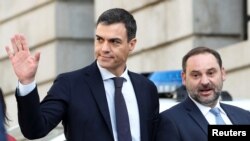 Le socialiste espagnol Pedro Sanchez salue la foule à son arrive au Parlement à Madrid, le 1er juin 2018 