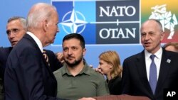 美国总统拜登任内坚定支持乌克兰，然而随着新总统即将入主白宫，美国的欧洲盟友们将面临挑战。(美联社：2023年7月12日)