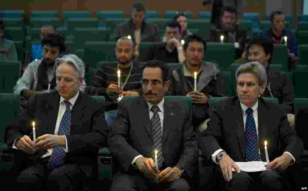 Utusan khusus AS, Chris Stevens (kanan), bersama utusan Inggris Christopher Prentice (kiri) Wakil Ketua Dewan Transisi Nasional Libya (NTC) Abdul Hafiz Ghoqa (tengah) saat memperingati tewasnya jurnalis Tim Hetherington yang tewas dalam pertempuran di Libya (foto: dok).
