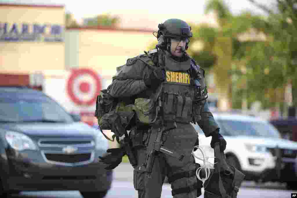 Anggota SWAT kantor Sherrif Orange County tiba di lokasi penembakan fatal di klub malam Pulse Orlando di Orlando, Florida, 12 Juni 2016.