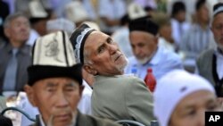 Bo'hronlarni o'rganuvchi guruh Qirg'iziston hukumatiga o'zbeklarni davlat idoralari, ta'lim, adliya va huquq-tartibot tizimlariga jalb qilish, 2010-yil yozidan keyin yopilgan yirik o'zbekzabon ommaviy axborot vositalarini qayta ochish, militsiya tomonidan