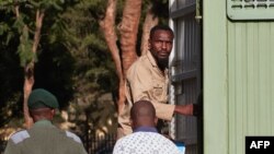 UBlessed Mhlanga ungena emoten yezibotshwa eyeZimbabwe Prison eHarare, Nhlolanja 27, 2025.