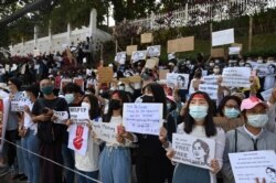میانمار میں فوجی قبضے کے خلاف لوگوں کا مظاہرہ۔ 10 فروری 2021