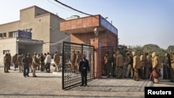 Polisi India berjaga di sekitar pengadilan, tempat para pelaku perkosaan akan menjalani persidangan di New Delhi (Foto: dok). 