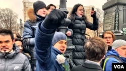 Navalny's campaign has connected with younger Russians protesting in Moscow's Pushkin Square. (Photo: Charles Maynes for VOA) 