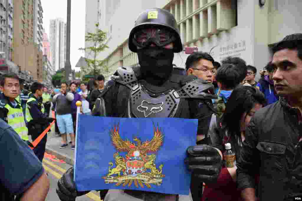 有示威者手持城邦派的「鳳凰龍獅旗」。(美國之音湯惠芸攝)