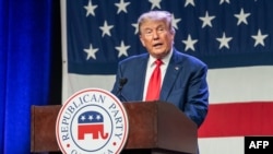 Трамп во неделата на својот профил на „Truth Social“ објави дека нема да присуствува на дебатата поради неговото, како што вели, огромно водство во анкетите и неговите познати достигнувања за време на неговиот мандат како претседател.