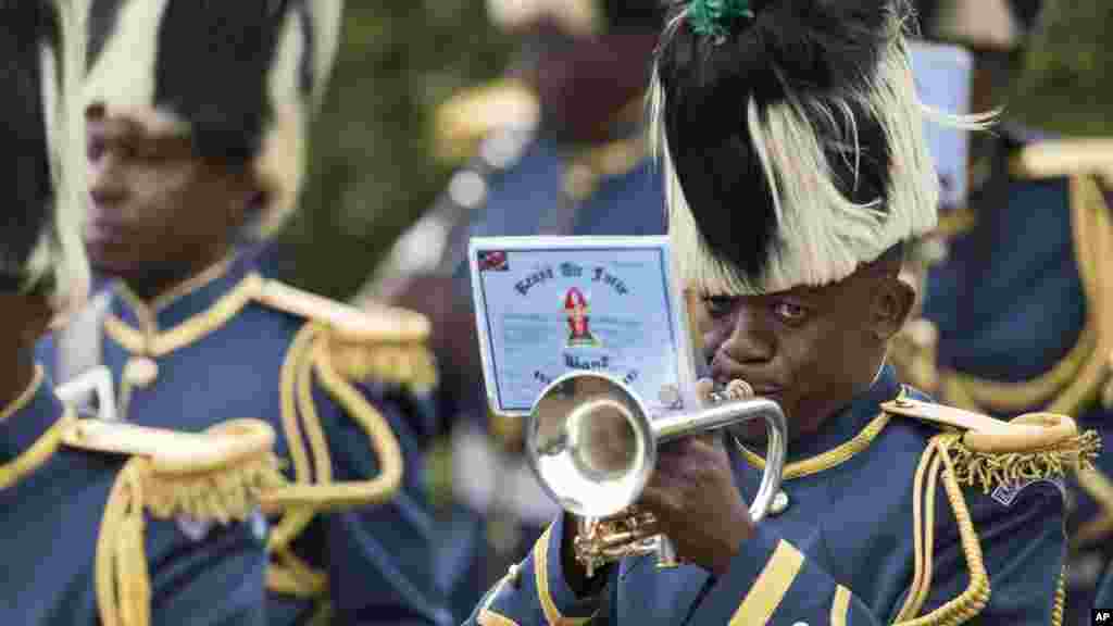 La fanfare militaire de la Kenya Air Force joue de la musique avant l'arrivée du président américain Barack Obama, Nairobi, 25 juillet 2015. 