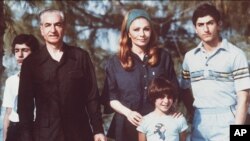 محمدرضا شاه پهلوی به همراه ملکه، ولیعهد، علیرضا و لیلا پهلوی در باهاما، چند ماه پس از ترک ایران