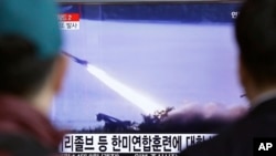 Des Sud-Coréens regardent le tir de missile nord-coréen à la télévision, Seoul, 18 mars 2018
