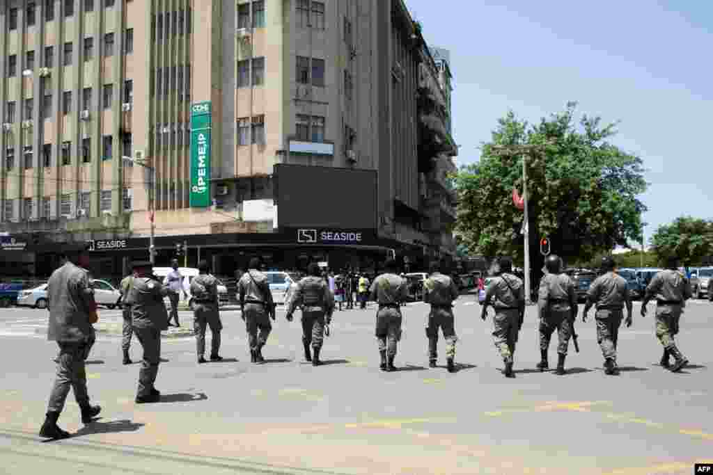 Polícia da República de Moçambique e manifestantes com cartazes do líder da oposição moçambicana Venâncio Mondlane em Maputo, a 15 de Janeiro de 2025, enquanto Daniel Chapo toma posse como Presidente de Moçambique no dia 15 de janeiro de 2025.