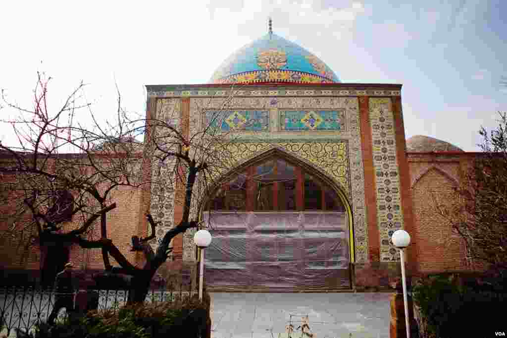 Yerevanda 1760-yillarda bunyod etilgan Ko'k Machit 1990-yillarda Eron moliyaviy qo'llab-quvvatlovida remont qilingan.