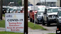 Ljudi u Teksasu čekaju red na testiranje u svojim automobilima (Foto: AP/David J. Phillip)
