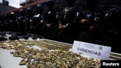 Balas y armas incautadas en el penal de Támara, son presentados por elementos de la Policía Militar de Orden Público luego de que las Fuerzas Armadas de Honduras tomaran el control de los penales a nivel nacional como parte del operativo "Fe y Esperanza", en las afueras de Tegucigalpa, Honduras 26 de junio de 2023.