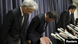 2016年4月20日三菱汽车公司总裁相川哲朗（中）在新闻发布会上与其他公司高管鞠躬