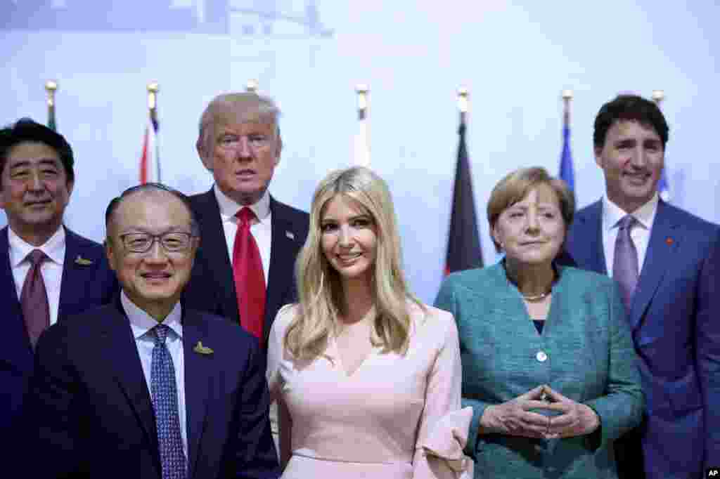 在德国汉堡举行的G20峰会期间一次讨论会成员合影。左起:日本首相安倍,世界银行行长金墉,美国总统川普,白宫顾问伊万卡·川普,德国总理默克尔和加拿大总理特鲁多(2017年7月8日)。7月8日峰会的主题是“与非洲的伙伴关系、移民和健康”。另一个主题是“数字化、妇女的权利与就业”。