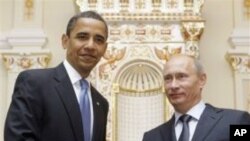 Prezident Barak Obama (chapda) Moskvada Bosh vazir Vladimir Putin mehmoni. 7-iyul, 2009-yil.
