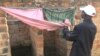 Un habitant de Nkayi, la 4e ville congolaise, dévoile ses latrines, à Nkayi le 16 juin 2021, 