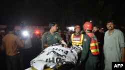 Tim penyelamat Pakistan membawa korban ledakan bunuh diri di Lahore, 27 Maret 2016. 