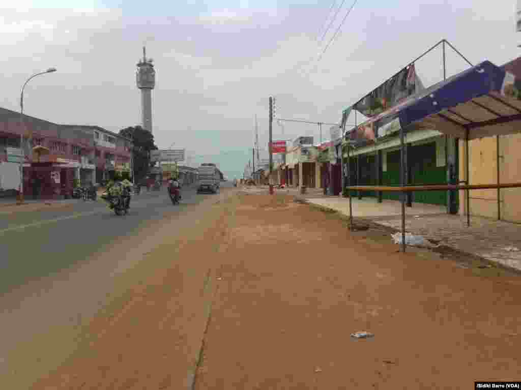 Une rue quasi vide à Bouaké, Cote d’Ivoire, 13 mai 2017. (VOA/Sidiki Barro)