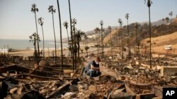 Kevin Marshall revisa la propiedad de su madre, devastada por el fuego en el barrio de Pacific Palisades en Los Ángeles, el sábado 11 de enero de 2025.