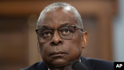 ARCHIVO - El secretario de Defensa, Lloyd Austin, escucha durante una audiencia del Comité de Asignaciones de la Cámara de Representantes y del Subcomité de Presupuesto de Defensa para el año fiscal 2025 en el Capitolio, el 17 de abril de 2024, en Washington.