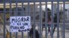 Cuerpos de los migrantes que murieron en un incendio dentro del edificio del Instituto Nacional de Migración (INM), yacen en el suelo en Ciudad Juárez, México, el 28 de marzo de 2023.