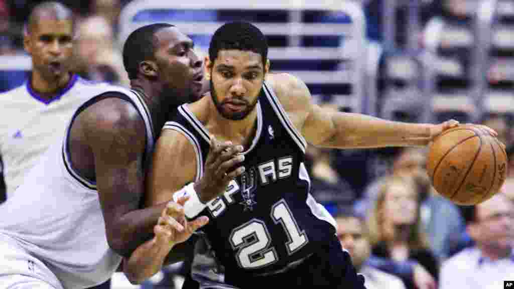 Tim Duncan tente une attaque face à Andray Blatche des Wizards lors d'un match entre San Antonio Spurs, à Washington, 6 février 2008.