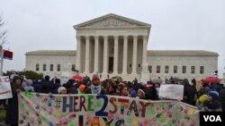 Los beneficiarios del DACA y activistas no han dejado de manifestarse ante la Corte Suprema para apoyar los esfuerzos contra la suspensión del programa.