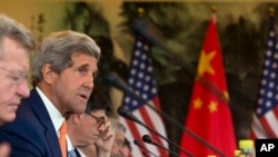 7月9日美国国务卿克里（左二）在北京钓鱼台国宾馆与中国有关官员举行会谈